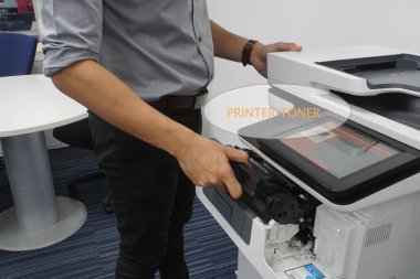 office yazıcı mürekkep ve işadamı tarafından koymak gerekli toner kartuşu tükendi