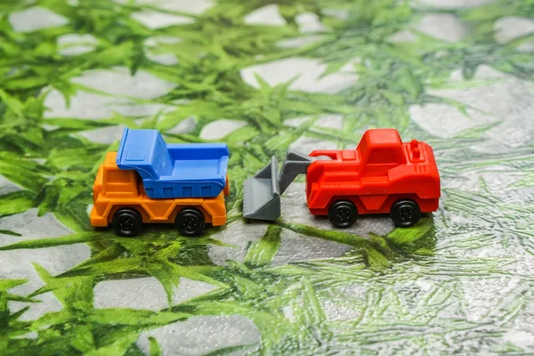農業コンセプト 掘りと緑のフィールドにトラックの子供グッズ モデル — ストック写真
