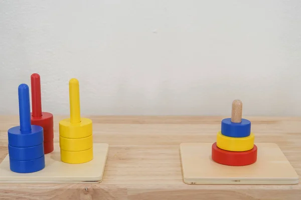 Ζωηρόχρωμο Ξύλινο Παιχνίδι Για Παιδί Εκπαίδευση Στα Μαθηματικά Στο Νηπιαγωγείο — Φωτογραφία Αρχείου