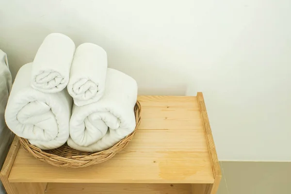 Τακτοποιημένη Ρολά Λευκή Βαμβακερή Πετσέτα Στο Καλάθι Στο Υπνοδωμάτιο — Φωτογραφία Αρχείου