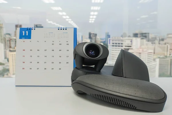 カメラと 電話と会議を会議のための 月のカレンダー — ストック写真