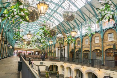 Londra / İngiltere - 18 Kasım 2017: insanlar kutlama için Covent Garden'da sezon tebrik için tavanda iç Noel süs