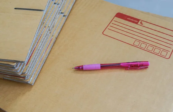 セレクティブ フォーカス クローズ アップ出荷の郵便ボックスを書くのためのペン — ストック写真