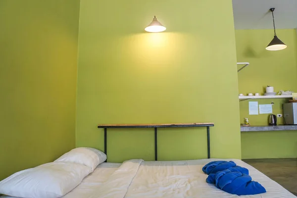 Witte Minimale Bed Slaapkamer Met Groene Muur — Stockfoto