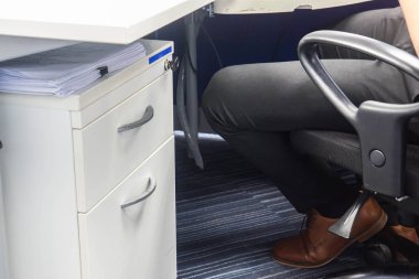 office masanızın çekmecesinde personel eşya depolama için yukarıya kapatmak