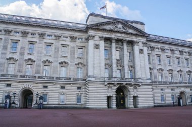 Londra / İngiltere'de - 15 Kasım 2017: yakın yukarı Buckingham Sarayı giriş ile korumaları için