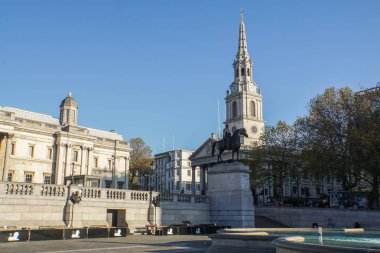 Kral George IV heykel, Ulusal Galeri, Trafalgar Meydanı'na ve St Martin-in--Fields güneşli gün Londra'da 17 Kasım 2017 alınan dış