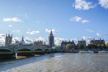 Londra / İngiltere'de - 17 Kasım 2017: güneşli gün ile Köprü ve cityscape Westminster'den yenileme altında Big Ben