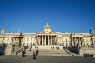 Londra / İngiltere'de - November21 2017: National Gallery yenileme önünde masmavi gökyüzünde gezi için kişi ile altında