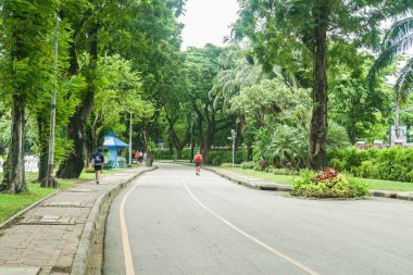 Lumpini park / Tayland - 18 Ağustos 2018: insanlar yürüyüş ve egzersiz için işten sonra koşu.