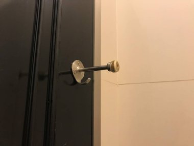 mağazanın genel tuvalet içinde çanta askısı