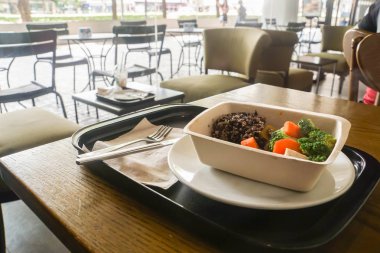 Quinoa gıda temizlik ve kaynatın havuç ve brokoli çevre dostu kutusunda Cafe