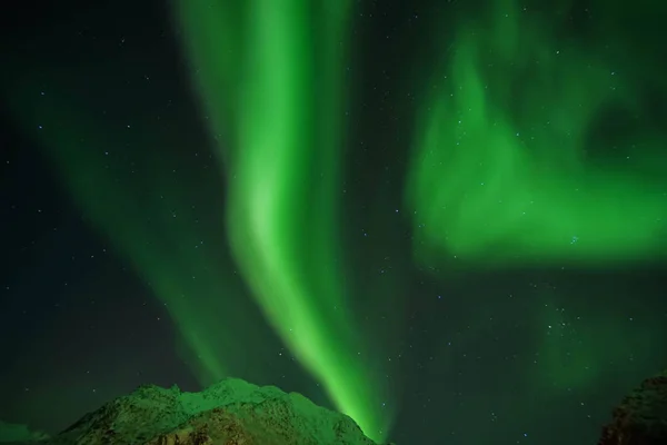 Aurora Verde Granulosa Auroras Boreales Cielo Pico Montaña Las Islas —  Fotos de Stock
