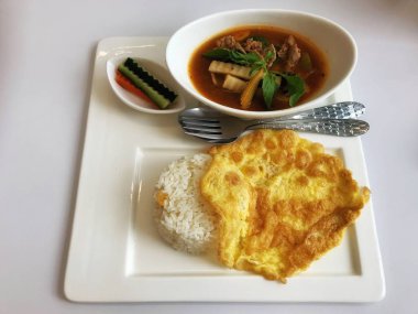 düz Dana baharatlı kırmızı çorba pirinç ve omlet ile öğle yemeği için yatıyordu