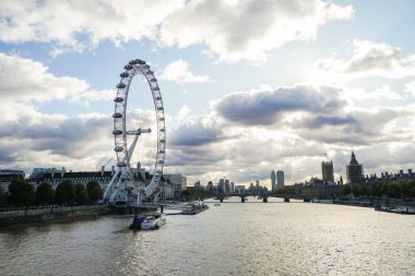 London Eye ile Thames Nehri üzerinde 20 Kasım 2018 Londra'da gerçekleştirilen kış günbatımı gökyüzünde