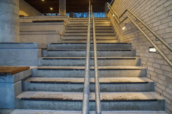 Escada Concreto Grão Piso Térreo Com Corrimãos — Fotografia de Stock