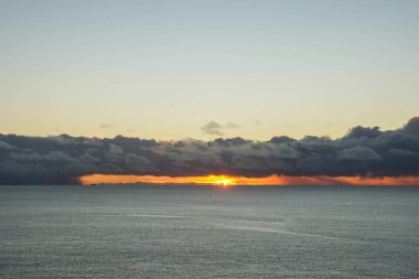 parlak turuncu güneş ışına gündoğumu anda Norveç Denizi kışın
