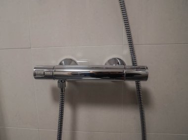 sıcak ve soğuk musluk dokunun duş kabini içinde kontrol paneli