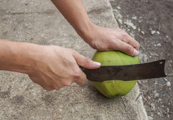 Nahaufnahme Mann Benutzt Großes Messer Grüne Frische Kokosnuss Schälen — Stockfoto