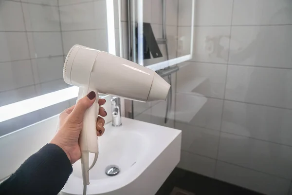 Mulher Detém Secador Cabelo Branco Banheiro Após Shampoo — Fotografia de Stock