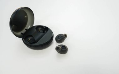 izole saatlerin taşınabilir kablosuz bluetooth kulaklıkları ile trendy hal