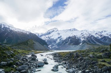 su yolu ve Yeni Zelanda'da bahar dağ gölü