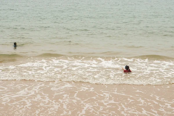 Сестра Младший Брат Играют Воду Волны Море Отпуске — стоковое фото