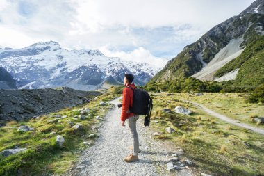 Yeni Zelanda'da Mount Cook, trekking için sırt çantalı adam turizm