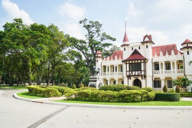 Nakhonpathom / Tayland: 13 Ekim 2018 - yeşil Parkı turistik için güneşli gün ile Chaleemongkolasana
