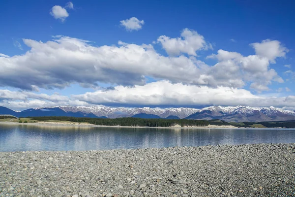 ニュージーランドで明るい青空の湖畔で山脈の風景 — ストック写真