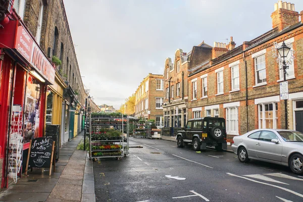 Londra/Ingiltere-Kasım 12 2017: Columbia Road Flower Market 'te araba ve çiçek mağazaları ile Vintage bina sabah