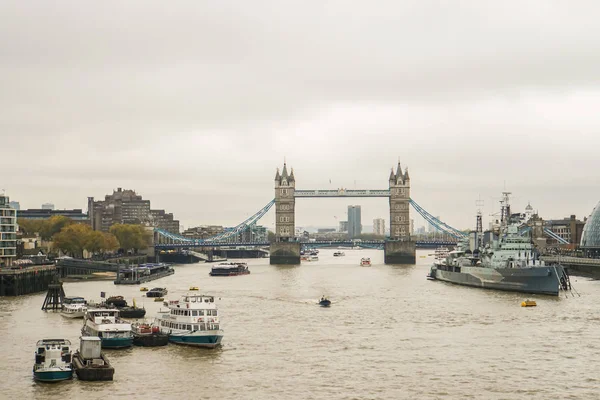 2017年11月11日 以塔桥为背景的泰晤士河上的船只和乘客巡航 — 图库照片