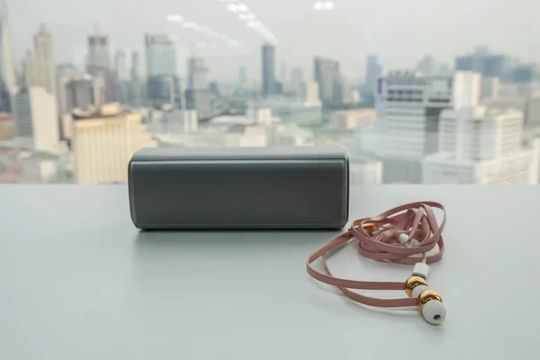 Ασύρματο Φορητό Ηχείο Και Χαριτωμένο Ροζ Ακουστικά Στο Γραφείο Γραφείου — Φωτογραφία Αρχείου