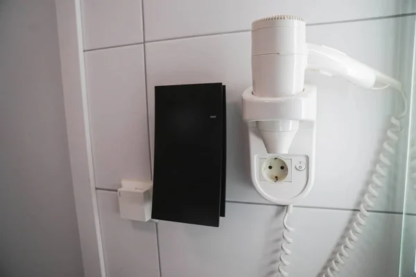 ホテルのバスルームに液体石鹸付きのバスルームで白いヘアドライヤー — ストック写真