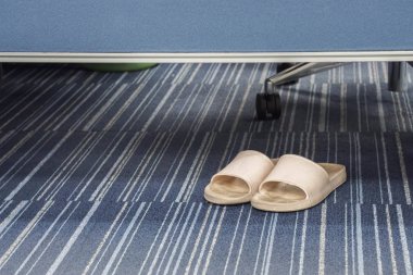 ofis masasında kadınlar için bej terlik