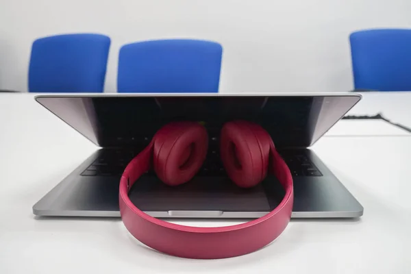 Cerrar Lindo Auriculares Inalámbricos Rosa Computadora Portátil Sala Reuniones Oficina —  Fotos de Stock