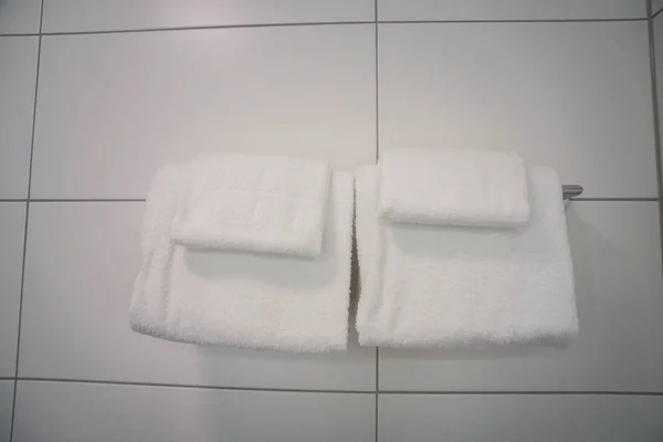 Close Zwei Weiße Weiche Baumwolltuch Auf Badezimmerschiene Für Dusche — Stockfoto