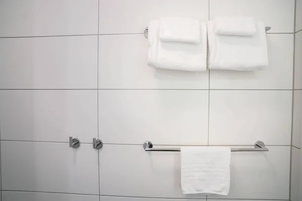 Cerca Toallas Algodón Suave Blanco Carril Del Baño Para Ducha — Foto de Stock