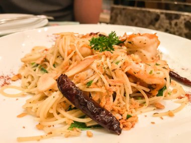 akşam yemeği için baharatlı karides ve sıcak biber spagetti kadar yakın