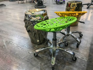 kafede ahşap zemin üzerinde hareketli sandalye yaratıcı renkli tasarım