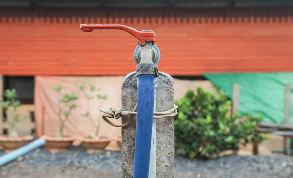 Gamla Vintage Vattenkran Med Gummislang Rural House — Stockfoto