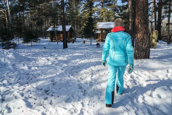 Mujer Con Sombrero Lana Punto Azul Abrigo Invierno Caminar Sobre — Foto de Stock