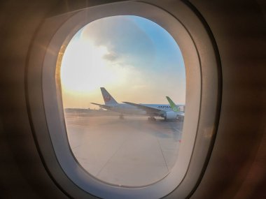 Bangkok / Tayland - 12 Şubat 2019: Japan Airlines ve S7 uçaklarını görmek için uçakta yolcu penceresi gölgesi