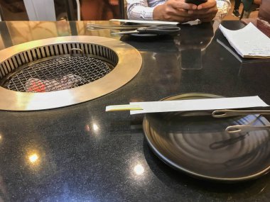 Barbekü Japon restoranında çanak ve yemek çubukları kadar yakın