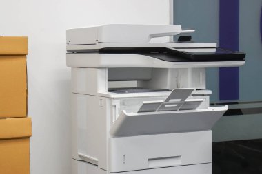işyerinde belgelerin taranıp yazdırılabında kullanılmak üzere çok fonksiyonlu ofis lazer yazıcısı