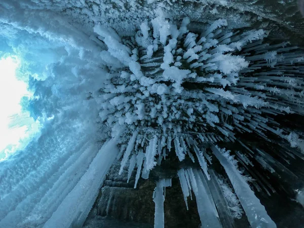 Nahaufnahme Selektiver Fokus Eiszapfen Gefrorenen Höhlendach Russland — Stockfoto