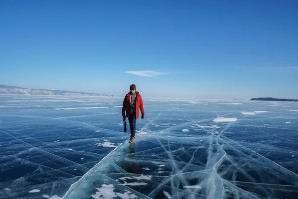 Людина Взимку Куртка Подорож Замерзлому Озері Байкал Іркутську Росія Лютому — стокове фото