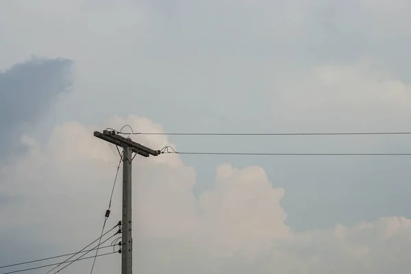 Tiang Listrik Tinggi Dengan Kabel Kawat — Stok Foto