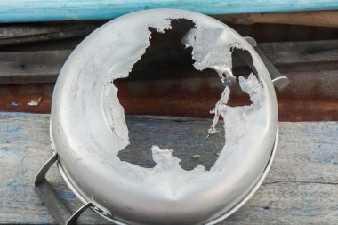 yakın yırtılma ve kırık çelik mutfak pot