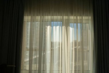 sabah güneş ışığı ile yatak odası penceresinde şeffaf beyaz perde kadar yakın